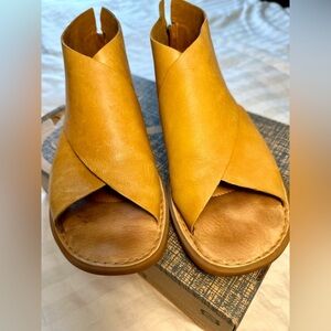 Born Leather Sandals Gorgeous Goldenrod Size 8